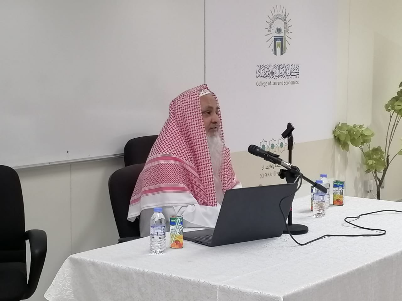 تنفيذ لقاء أكاديمي لطلاب كلية الأنظمة بالتعاون مع وحدة التوعية الفكرية يوم الثلاثاء 10-10-1446